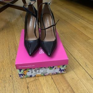 Black pumps